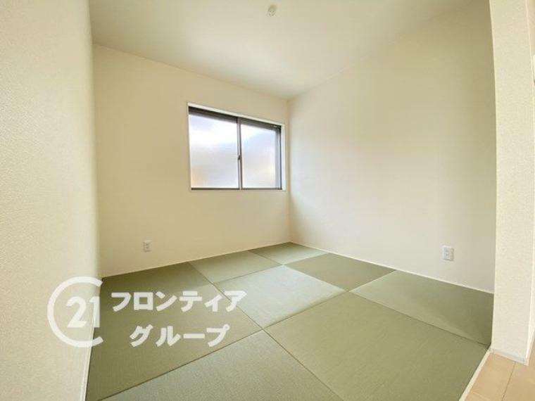 子供部屋 い草香る畳スペースは、使い方色々！客室やお布団で寝るときにぴったりの空間ですね。