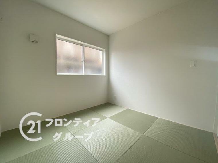 子供部屋 新しいい草香る畳スペースは、使い方色々！客室やお布団で寝るときにぴったりの空間ですね。