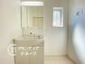 洗面化粧台 小窓付きの洗面室は、毎朝心地よい光を運んでくれるので、すがすがしい気持ちで1日をスタートできます！また、1坪以上の広い空間です！