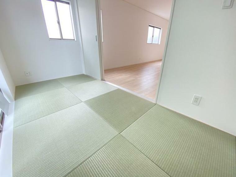 寝室 新しいい草香る畳スペースは、使い方色々！客室やお布団で寝るときにぴったりの空間ですね。