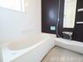 浴室 ＼同仕様写真/浴槽は環境にやさしい節水タイプを採用。浴槽内ステップで半身浴や親子入浴も楽しめるので、毎日のバスタイムをエコで素敵に演出してくれる小窓付きの浴室です