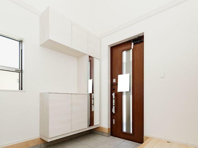 ＼同仕様写真/素敵なデザインの玄関ドアは、断熱性に優れた省エネ仕様