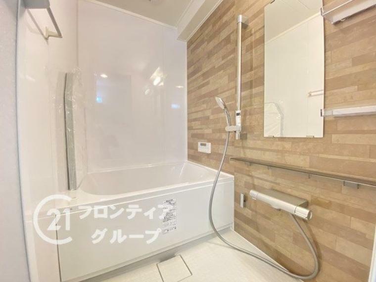 浴室 広々としたバスルームで白の壁がより一層清潔感を出してくれてます。
