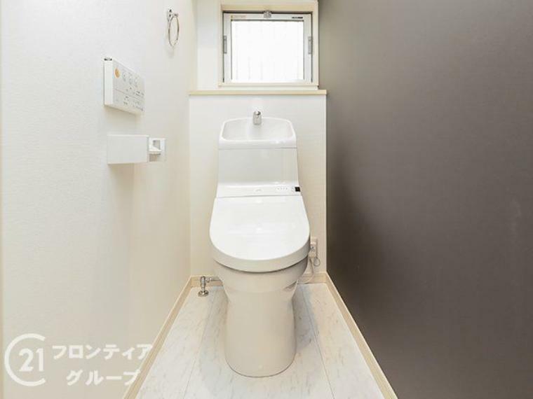 トイレ ＼同仕様写真/トイレは1階と2階の2カ所に設置！階段を上り下りせずに使用できるので、高齢の方にも安心です！