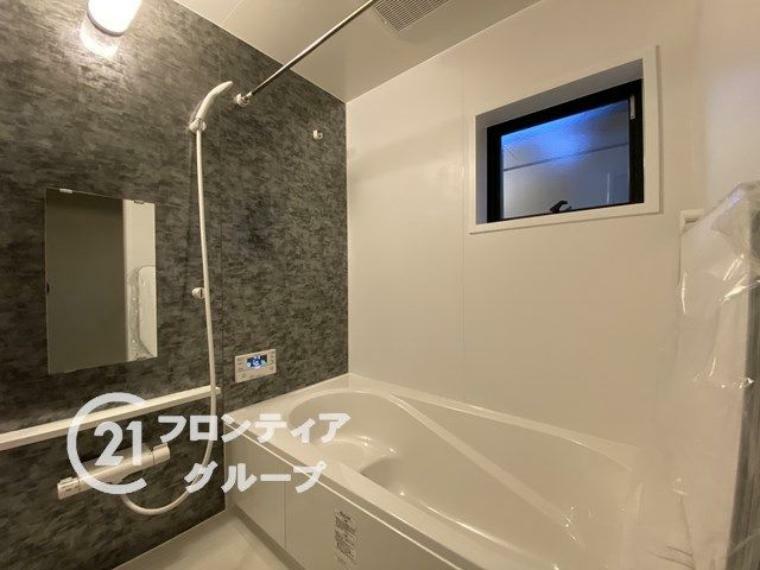浴室 浴槽は環境にやさしい節水タイプを採用。浴槽内ステップで半身浴や親子入浴も楽しめるので、毎日のバスタイムをエコで素敵に演出してくれる小窓付きの浴室です