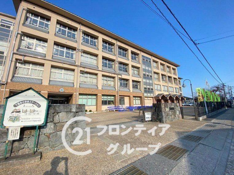 徒歩8分。大津市立下阪本小学校