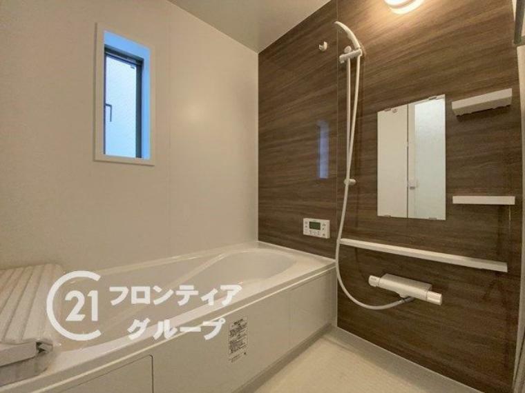 浴室 1坪以上の広々とした浴室には隠れた嬉しい設備がたっぷりついております。お掃除が楽にできたり、節水効果があったりと、バスタイムを快適にお過ごし頂けます！