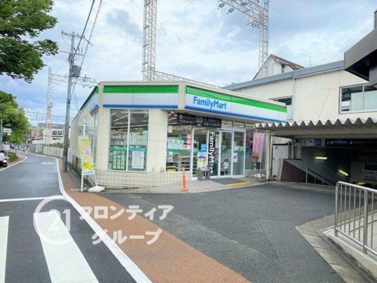 ファミリーマート京阪藤森駅前店 徒歩4分。（約270m）