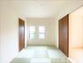 ＼同仕様写真/新しい畳の香りのする和室は、使い方色々。客室やお布団で寝るときにぴったりの空間ですね。