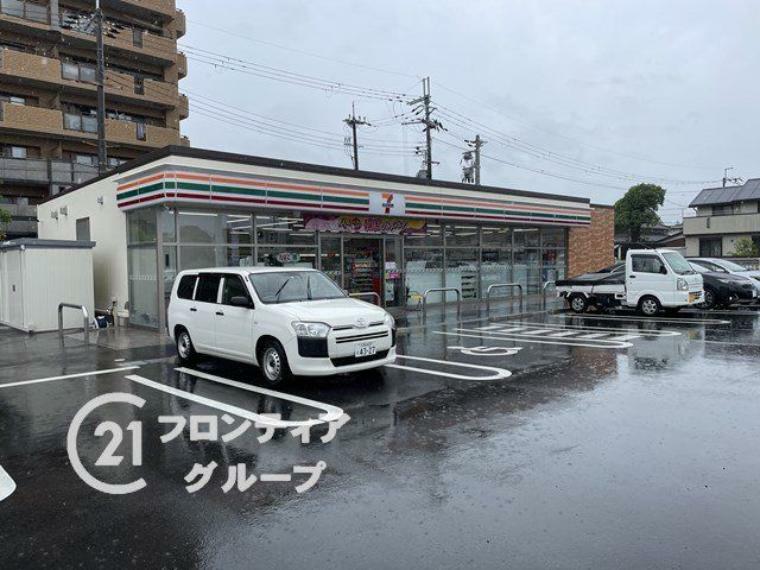 コンビニ セブンイレブン八幡源氏垣外店まで徒歩6分。