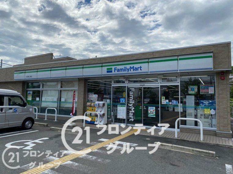 コンビニ ファミリーマート伏見桃山東店