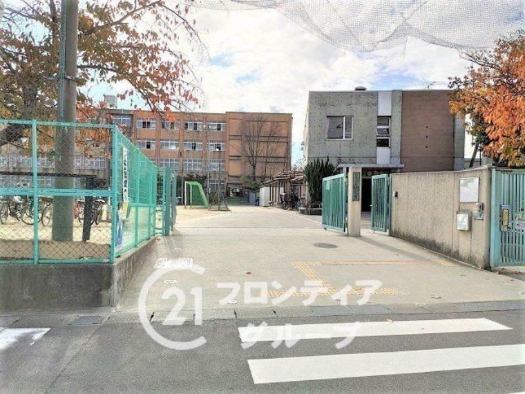 徒歩8分。神川小学校