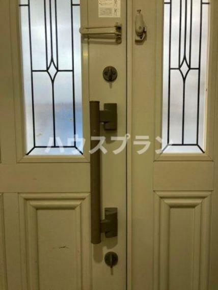 防犯設備 ダブルロック玄関ドアは二重の施錠機構が付いており、セキュリティレベルが高いです。通常の施錠に加えて、追加のロック機構で防犯性を向上させます。外部からの侵入を防ぎ、家族や財産を守る役割を果たします。