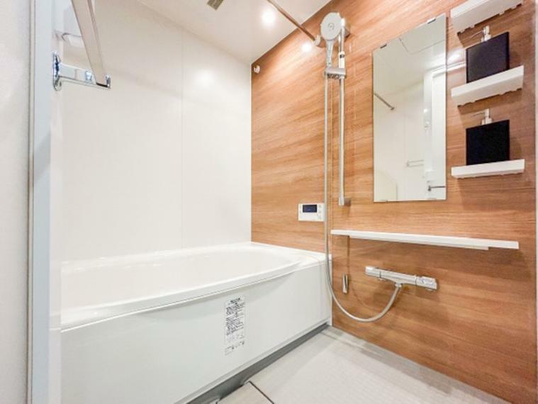 浴室 大きなシャワーヘッドと広い洗い場が魅力的な浴室です。ゆっくり、ゆったり湯舟に浸れます。