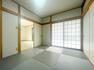 和室 柔らかな色調で統一された和室は、畳の香りに包まれながら、癒やしのひとときを過ごせます。