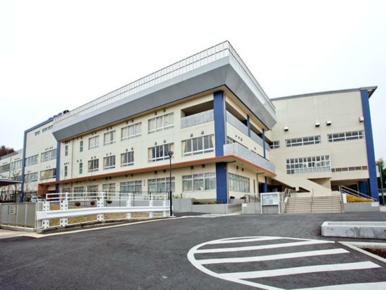 中学校 川崎市立柿生中学校　距離約2000m