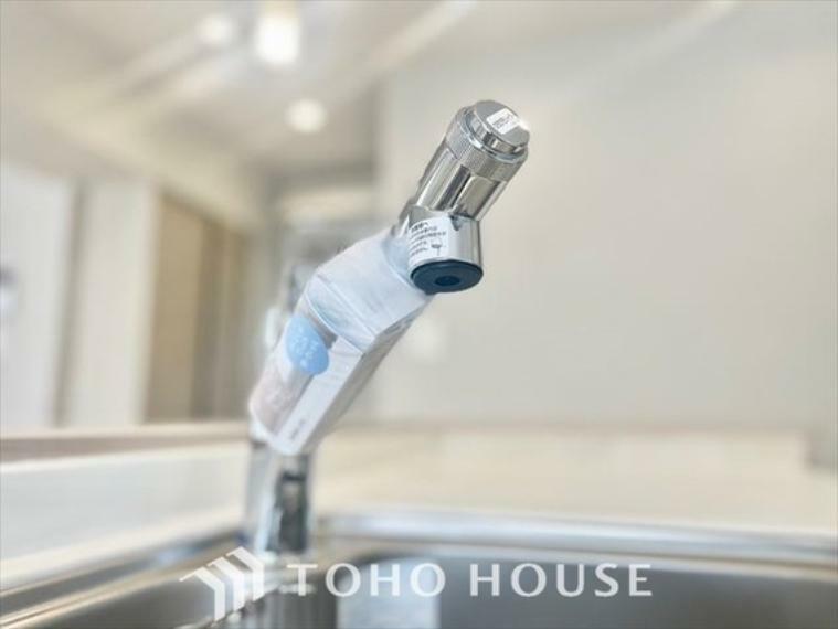 キッチン 【Water cleaner】蛇口から流れ出すお水はクリーンでいつも楽しめます。また浄水器内臓シャワー混合栓なので場所取らずのスッキリとしたスタイルです。