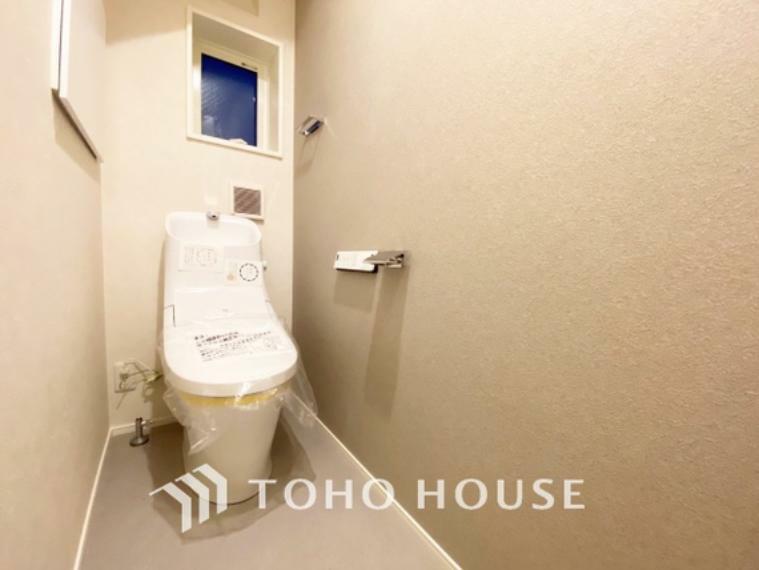トイレ 【toilet】トイレットペーパーの使用回数を減らせることです。 シャワートイレを使用すれば、洗浄して汚れを落とすことができるため、トイレットペーパーの使用を最小限にとどめることができます。
