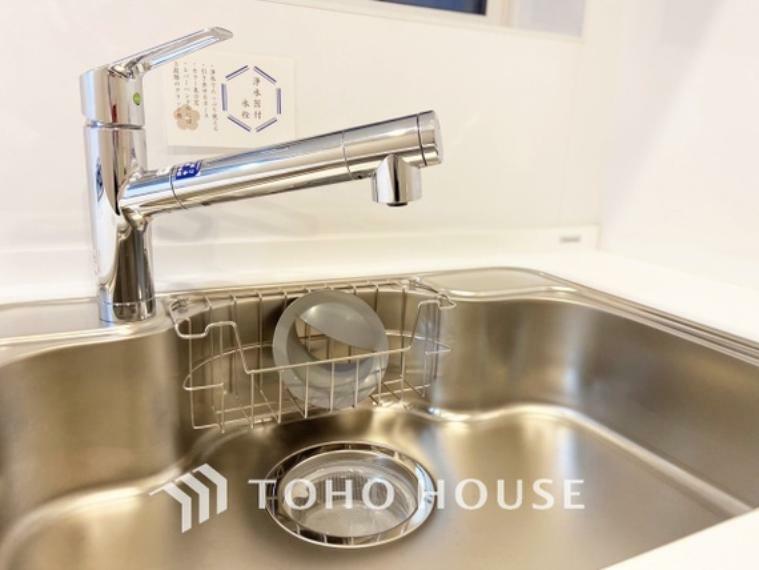 ダイニングキッチン 美しく使いやすいキッチンは油汚れが簡単に拭き取れる素材で加工されており、浄水器シャワーから流す水の音を軽減する静かなシンクを採用。見えないところにさり気ない配慮が嬉しい。