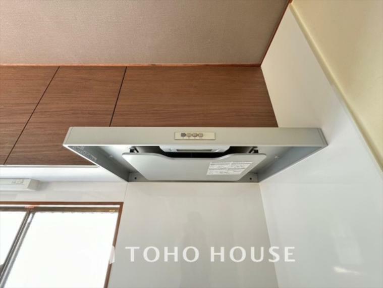 キッチン お手入れが楽な換気扇を採用。静かで効率的な換気扇、清潔で快適な空間を維持します。