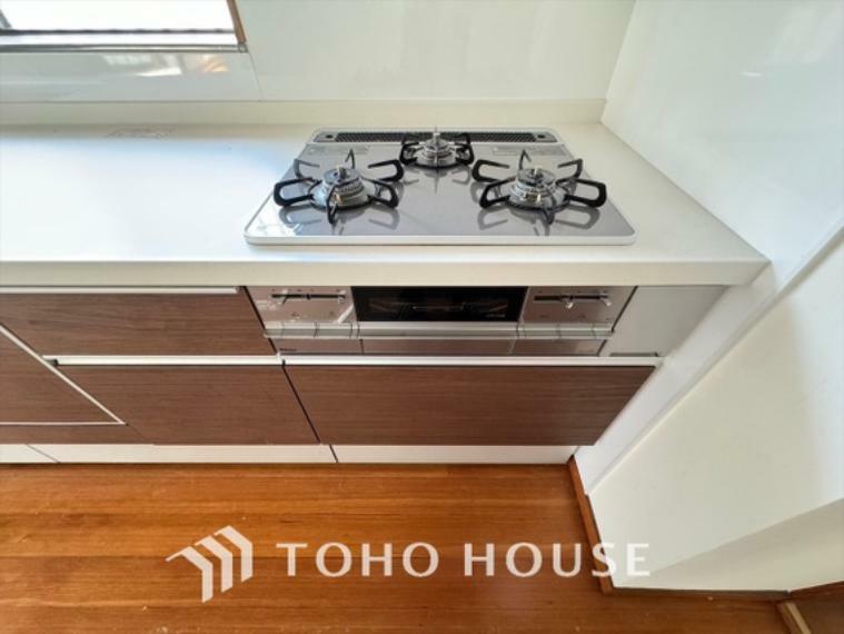 キッチン 3口コンロは、多彩な調理を実現。高火力と低火力の組み合わせで、一度に多彩な料理が調理可能。スマートなキッチンライフをサポートします。