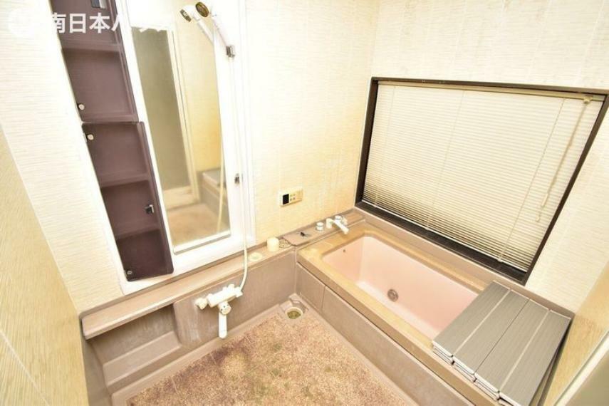 浴室 【浴室】窓付きの浴室！余裕のある広さです