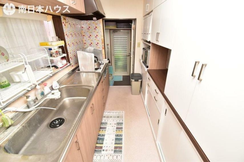 キッチン 【キッチン】キッチンの奥には収納スペースがあります