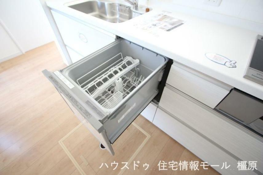 家事の負担を軽減する食器洗浄乾燥機。高温のお湯と水圧で洗浄し、手洗いよりも清潔です（同仕様）