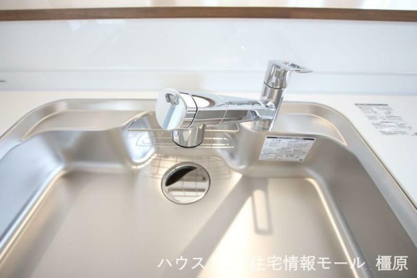 水栓一体型の浄水器は場所を取らずにきれいな水がいつでも利用できます。（同仕様）