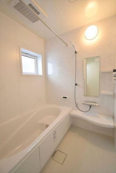 浴室 【同社施工例】窓付きの1坪サイズのお風呂で日々の疲れを癒せます