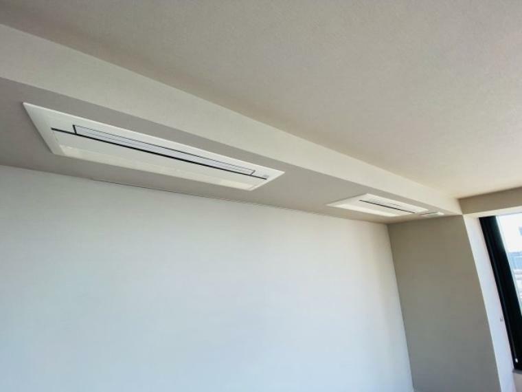 冷暖房・空調設備 リビングは天井埋め込み式カセットエアコンが2基ございます。