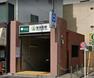 都営地下鉄新宿線が通っていて、新宿駅まで直通で行けます。駅の周辺には飲食店やコンビニ、カフェなどが充実しています。