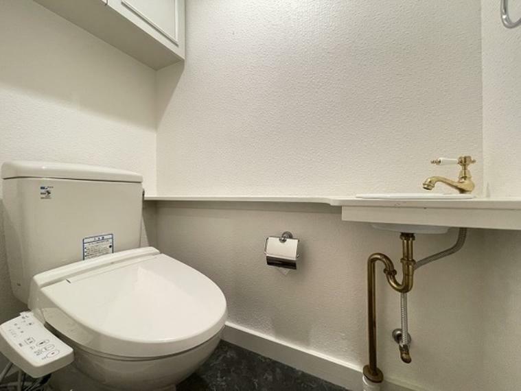 トイレ 【トイレ1F】手洗い器、収納付きで快適にお使いいただけます。