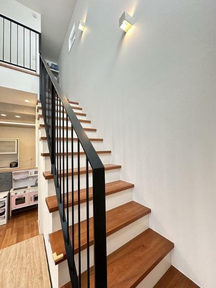 居間・リビング 【リビング階段】手すりがすっきりとしたデザイン階段は、空間に圧迫感がなく開放感を演出します！