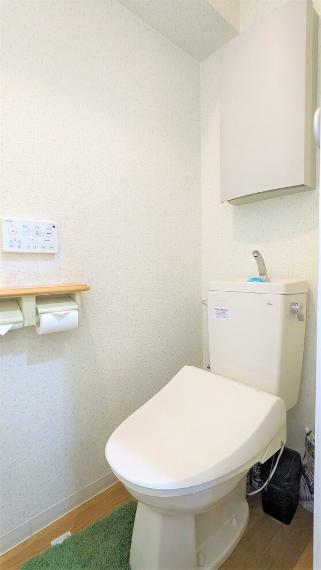 トイレ ホワイトを基調とし清潔感のある、温水洗浄便座付きトイレです。