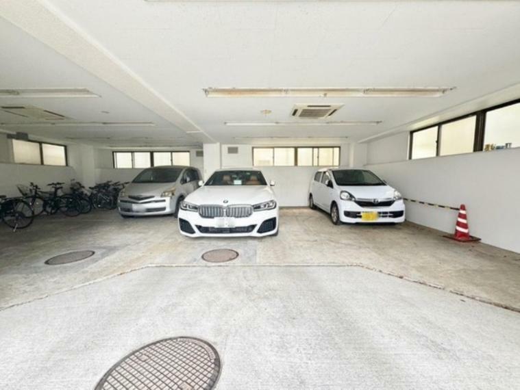 駐車場 お車をお持ちの方には嬉しいゆったりとした駐車スペースを確保いたしました。大きめのお車でも駐車可能です。空き状況はご確認ください。