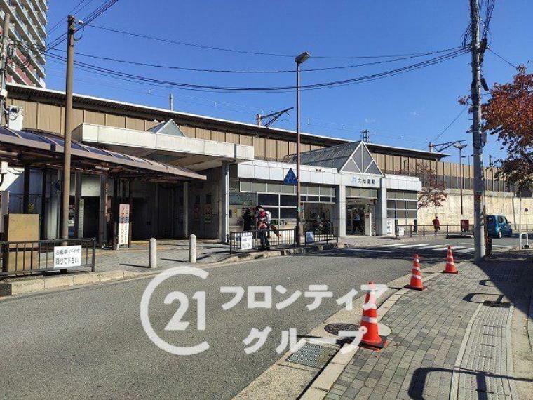 徒歩15分。六地蔵駅（JR西日本 奈良線）徒歩24分。