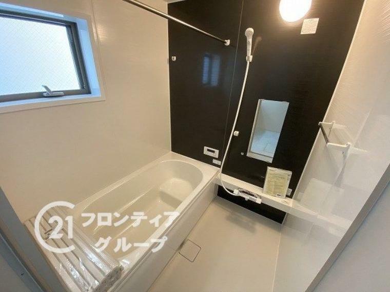 浴槽は環境にやさしい節水タイプを採用。浴槽内ステップで半身浴や親子入浴も楽しめるので、毎日のバスタイムをエコで素敵に演出してくれる小窓付きの浴室です