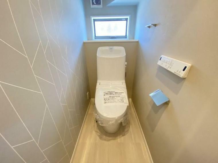 トイレ トイレは温水洗浄付き便器です。壁紙の色、窓の配置等、一邸一邸のこだわりをぜひ現地でご覧ください。