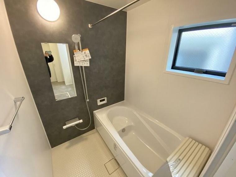 浴室 足を伸ばしてゆったりくつろげる浴室は横型ミラーで広々と感じることができます。浴室暖房乾燥搭載で使用後にサッと乾燥させることができますよ