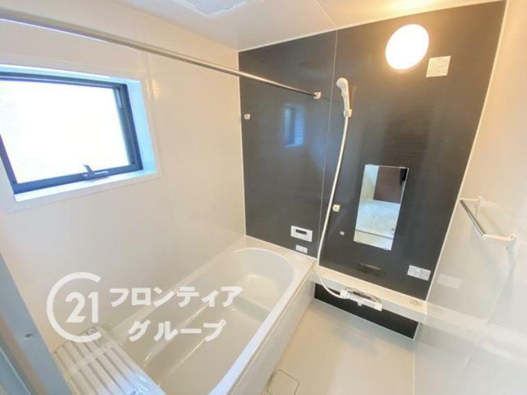 ＼同仕様写真/浴槽は環境にやさしい節水タイプを採用。浴槽内ステップで半身浴や親子入浴も楽しめるので、毎日のバスタイムをエコで素敵に演出してくれる小窓付きの浴室です