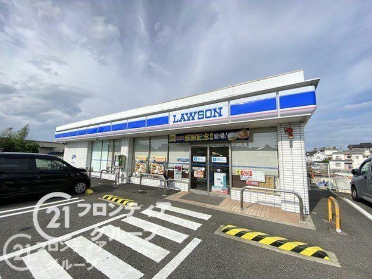 コンビニ ローソン堺高尾一丁店 徒歩5分。