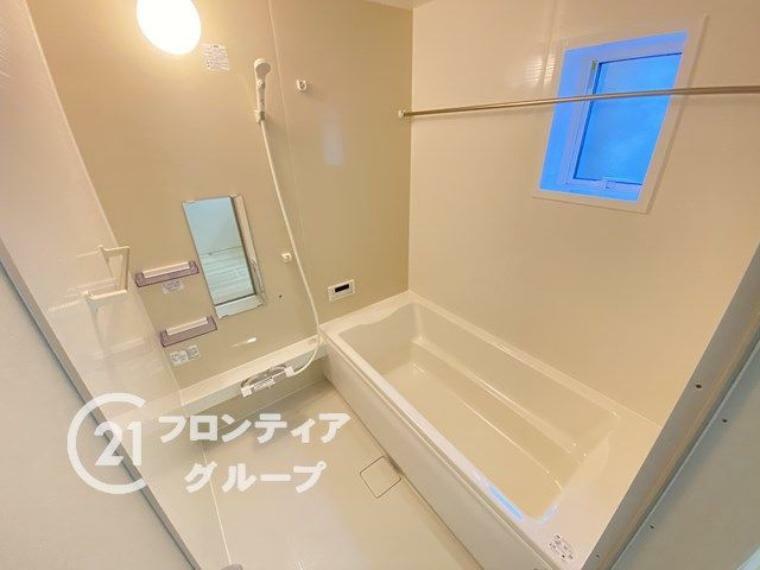 浴室 ゆったり入れる1坪サイズのゆとり空間。バリアフリー設計に手すり付きなので、お子様が小さい時も、老後も安心できる浴室です。収納棚も取り外しができ、お手入れ楽々