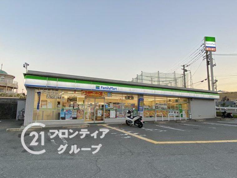 コンビニ ファミリーマート堺美原小平尾店 徒歩8分。