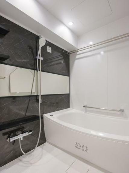 浴室 光沢感のあるパネルが、より一層くつろぎと高級感を醸し出すバスルーム。暖房・涼風・換気・乾燥機能付きで1年中快適なバスタイムをお楽しみいただけます。