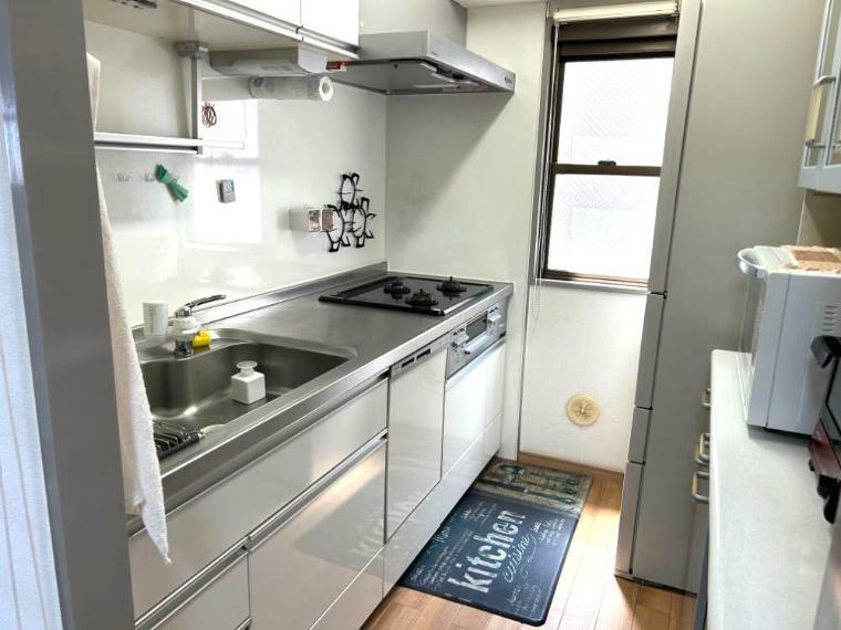 壁付けキッチンはLDKの広さを感じられスペースを有効活用できますね