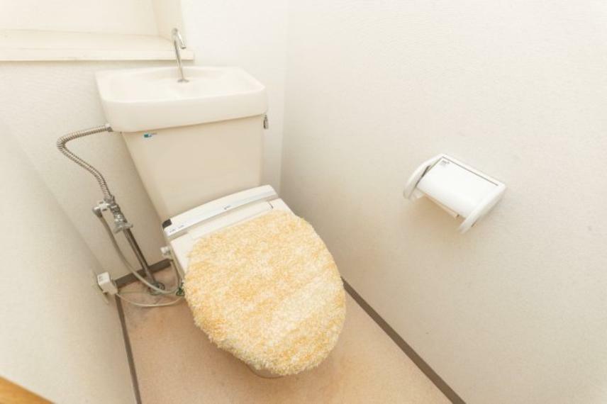 トイレ 温水洗浄便座のトイレです。座面が暖かくなるので、寒い冬でも安心してお座りいただけます。白色を基調としたクロスで清潔感のある空間です。手洗いや棚もついており、トイレットペーパー等収納できます。