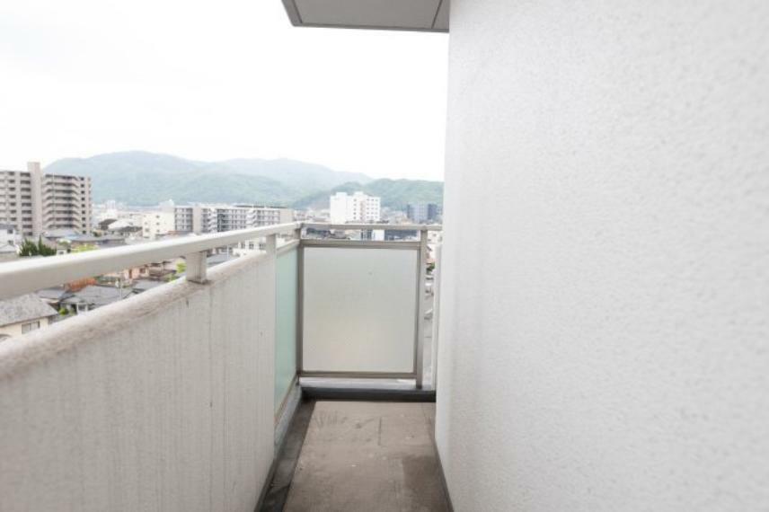眺望 7階から見える眺望です。福山市街がよく見渡せます。周辺に高層ビルがない為圧迫感がなく、プライバシーも保たれています。南側の景色だけでなく、芦田川が流れる西側の景色もよく見渡せますよ。