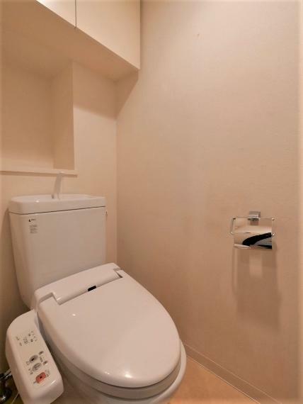 吊戸棚や収納カウンターを備えた温水洗浄便座付きトイレ
