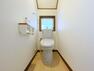 トイレ 【トイレ】 小窓があり、清潔感のあるシンプルなデザインのトイレ